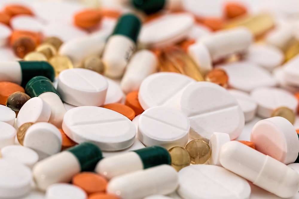 boites de médicaments et pillules en vrac