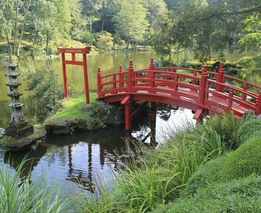 pont rouge asiatique traversant un jardin