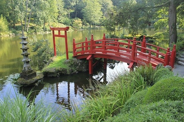 pont rouge asiatique traversant un jardin