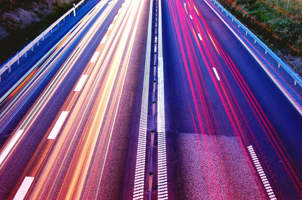 traits de couleurs représentant la vitesse sur autoroute