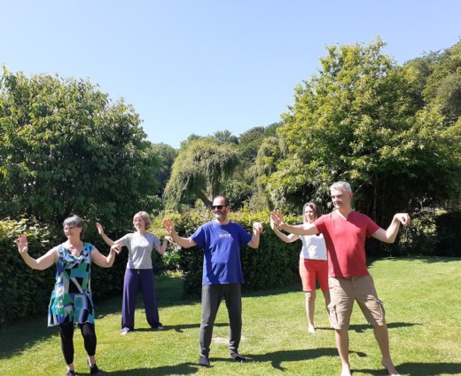 groupe pratiquant le qi gong