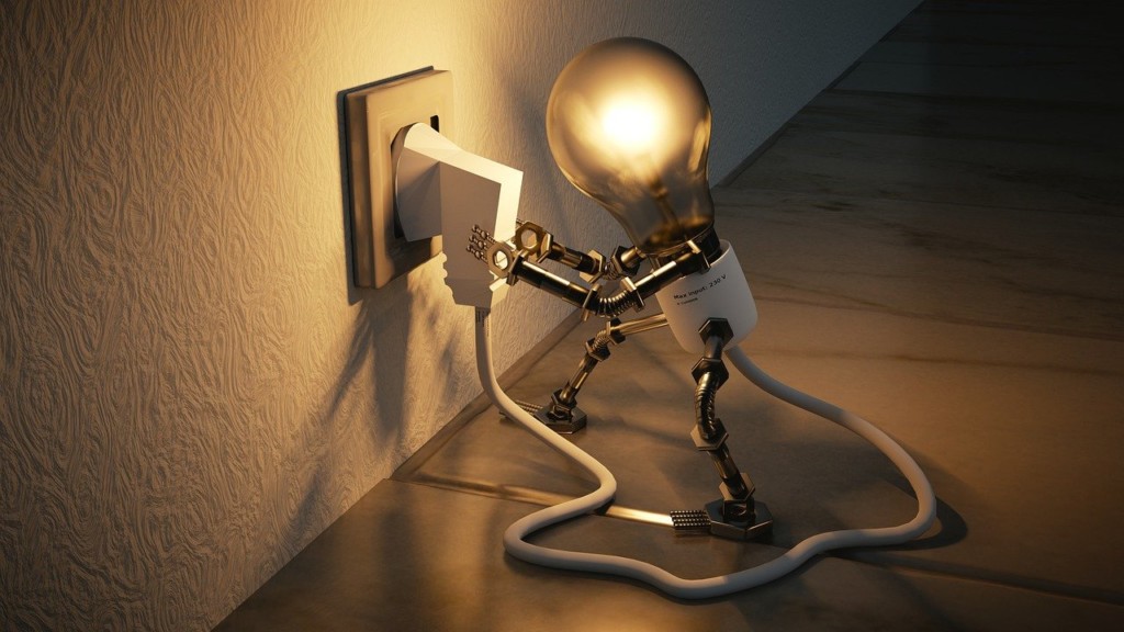 bonhomme ampoule électrique qui se branche à une prise.