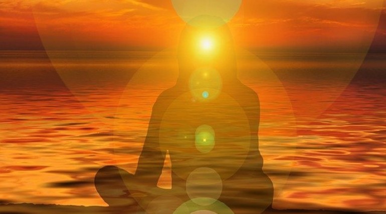 Personne assise entourée de son aura