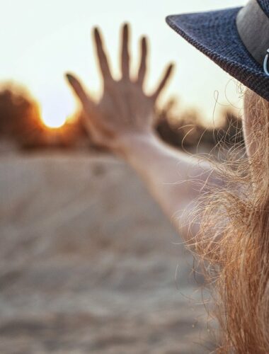 Femme main ouverte vers l'horizon