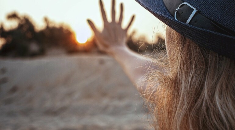 Femme main ouverte vers l'horizon