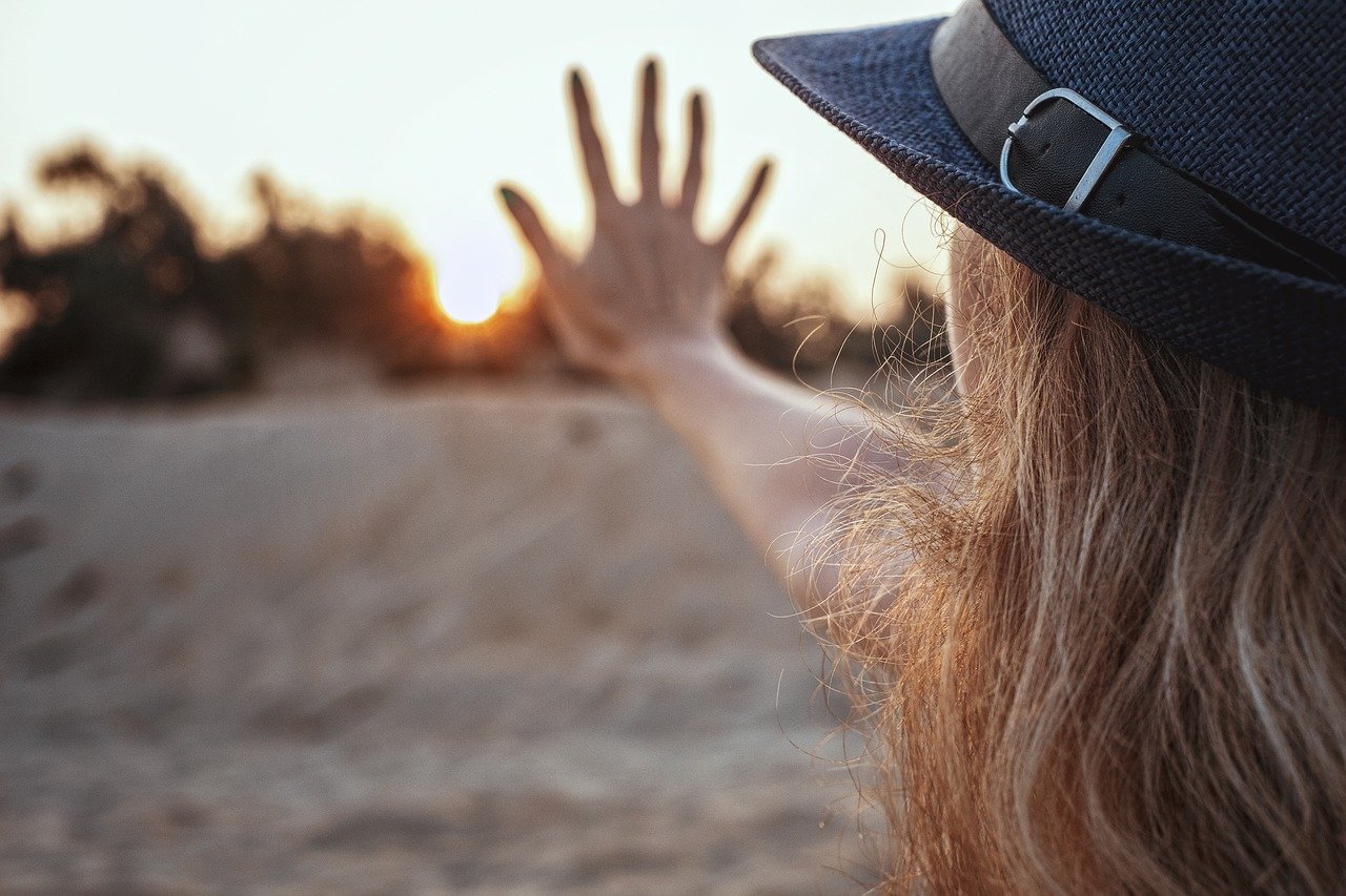 Femme main ouverte vers l'horizon