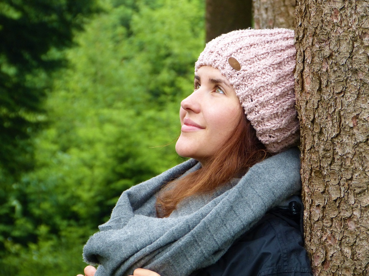 Femme contre un arbre