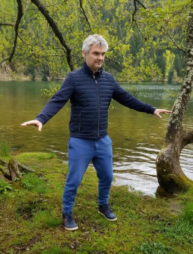 Xavier Bénard pratiquant le Qi Gong en pleine nature