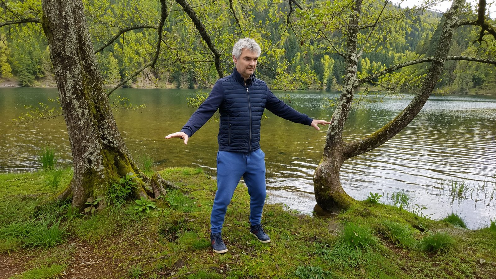 Xavier Bénard pratiquant le Qi Gong en pleine nature