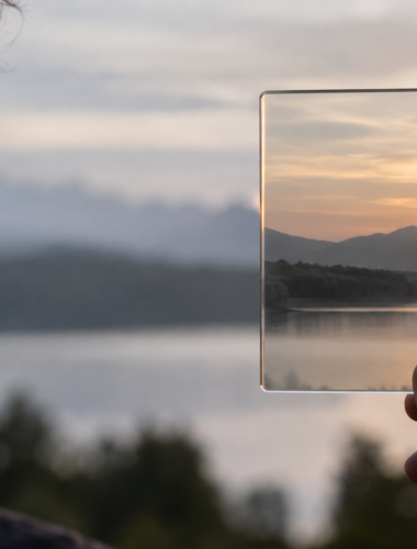 Une personne regarde un paysage à travers un filtre, illustration du rôle des croyances dans notre perception